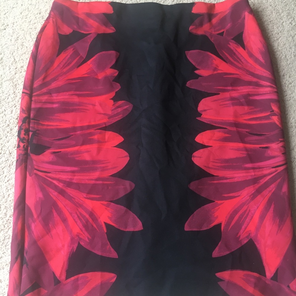 Size XL black and red floral NY&C pencil skirt